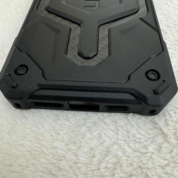 UAG - Monarch Pro Magsafe Case For Apple Iphone 15 Pro Max - Carbon Fiber - Picture 4 of 8
